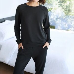 Quince Black Crewneck Sweatshirt in Women’s Medium.